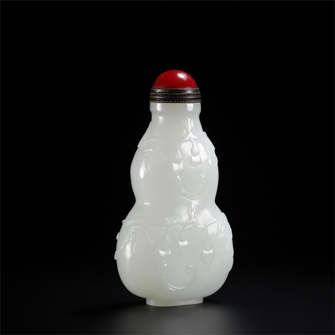 A beautiful Hetian jade gourd snuff bottle (1 of 9)