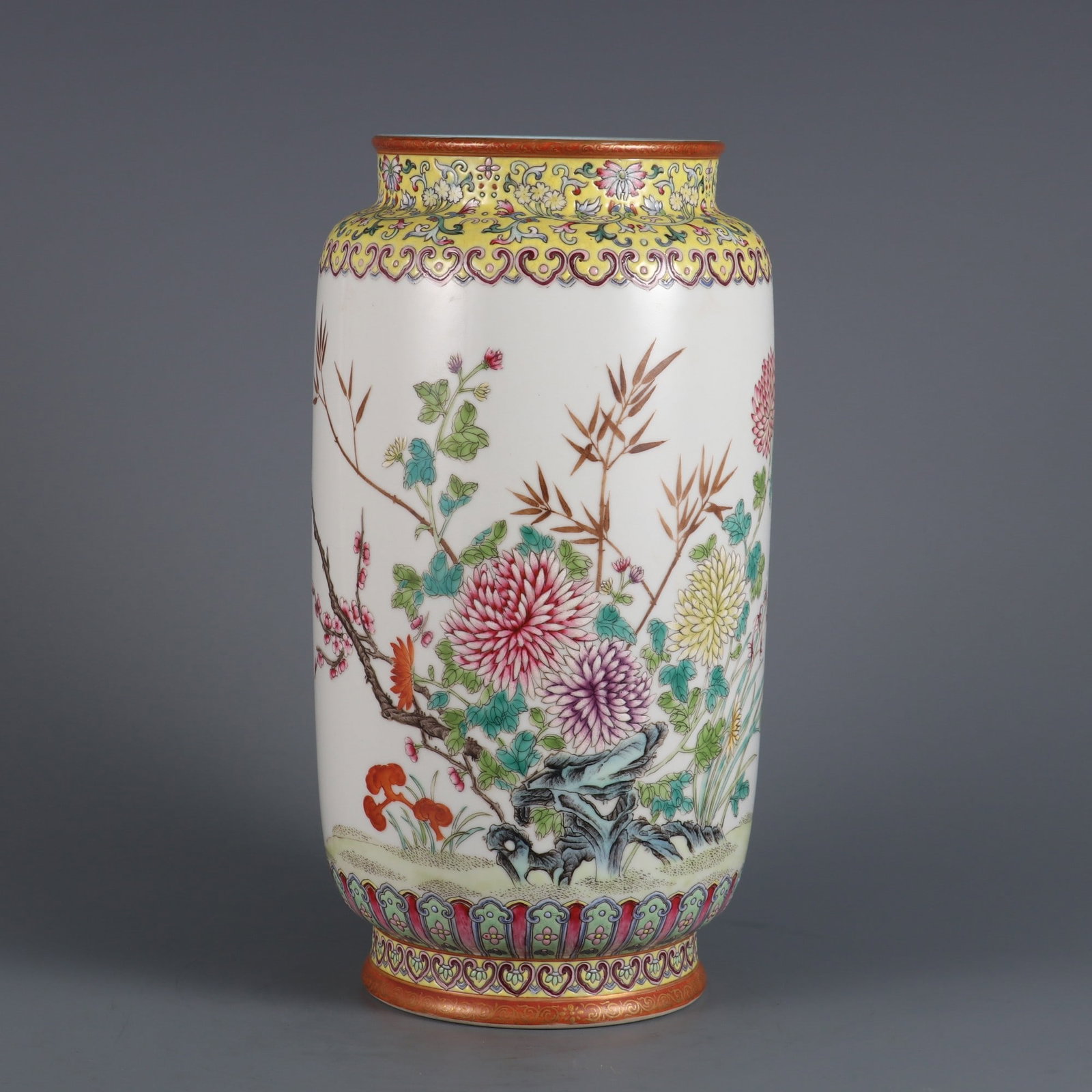 A Qing Dynasty famille rose chrysanthemum patterned cylindrical vase: A famille rose chrysanthemum patterned cylindrical vase from the Qing Dynasty Size:H:25.2cm Belly diameter:12cm (The Dimensions Of All Batches Are Manually Measured.If You Need More Detailed Informati