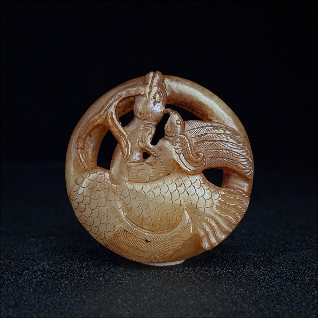 A beautiful Hetian jade eagle pendant: Exquisite Hetian jade eagle pendants Size:5.4x1.2cm W:0.051kg (The Dimensions Of All Batches Are Manually Measured.If You Need More Detailed Information, Please Contact Our Customer Service Before Bid