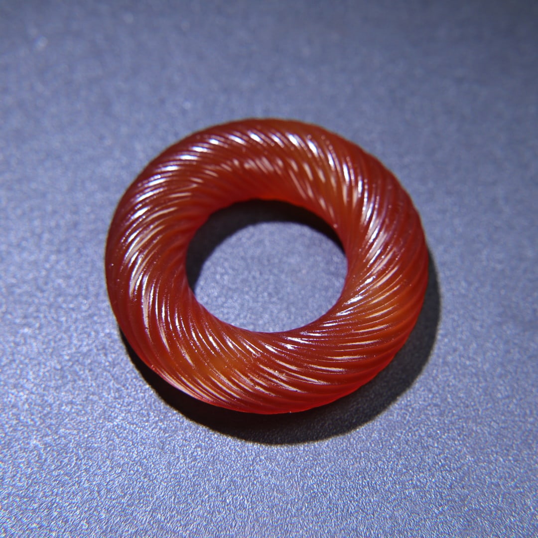 A beautiful red agate twisted wire ring - 9