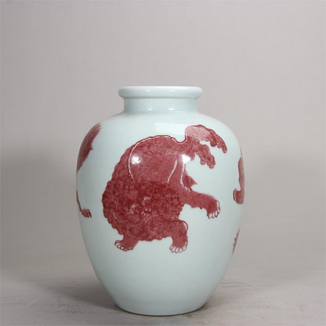 A Qing Dynasty Taibai jar with red and auspicious beast patterns underglaze: A Qing Dynasty Taibai jar with red auspicious beast patterns underglaze Size:H:24.6cm (The Dimensions Of All Batches Are Manually Measured.If You Need More Detailed Information, Please Contact Our Cus
