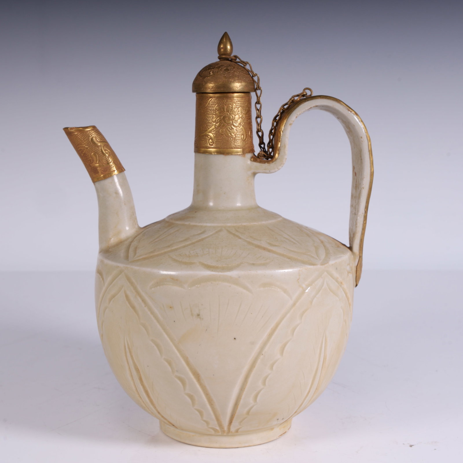 Exquisite white-glazed carved gilt holding teapot: 16x13x22cm, weighs 700g (The Dimensions Of All Batches Are Manually Measured.If You Need More Detailed Information, Please Contact Our Customer Service Before Bidding.)