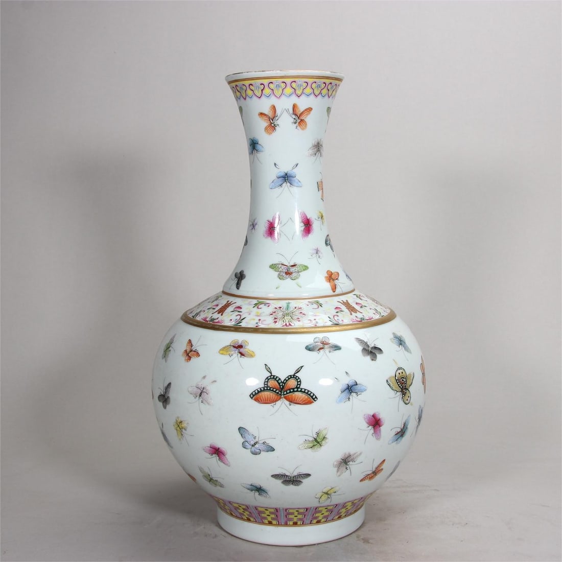 A Qing Dynasty famille rose Hundred Butterflies Appreciation Vase: A famille rose Hundred Butterflies appreciation vase from the Qing Dynasty Size:H:38.1cm (The Dimensions Of All Batches Are Manually Measured.If You Need More Detailed Information, Please Contact Our 