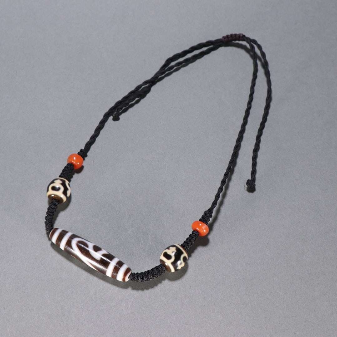 A beautifully designed lotus-patterned Dzi bead collarbone chain: Exquisite lotus-patterned Dzi bead collarbone chain Size:L:5.4cm W:1.2cm W:0.0269kg (The Dimensions Of All Batches Are Manually Measured.If You Need More Detailed Information, Please Contact Our Custo