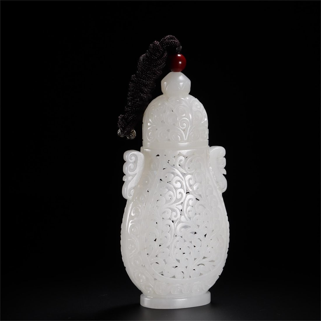 A beautiful Hetian jade openwork entwined branch vase: A beautiful Hetian jade openwork entwined branch vase Size:10x5.0x2.6cm W:0.0755kg (The Dimensions Of All Batches Are Manually Measured.If You Need More Detailed Information, Please Contact Our Custom