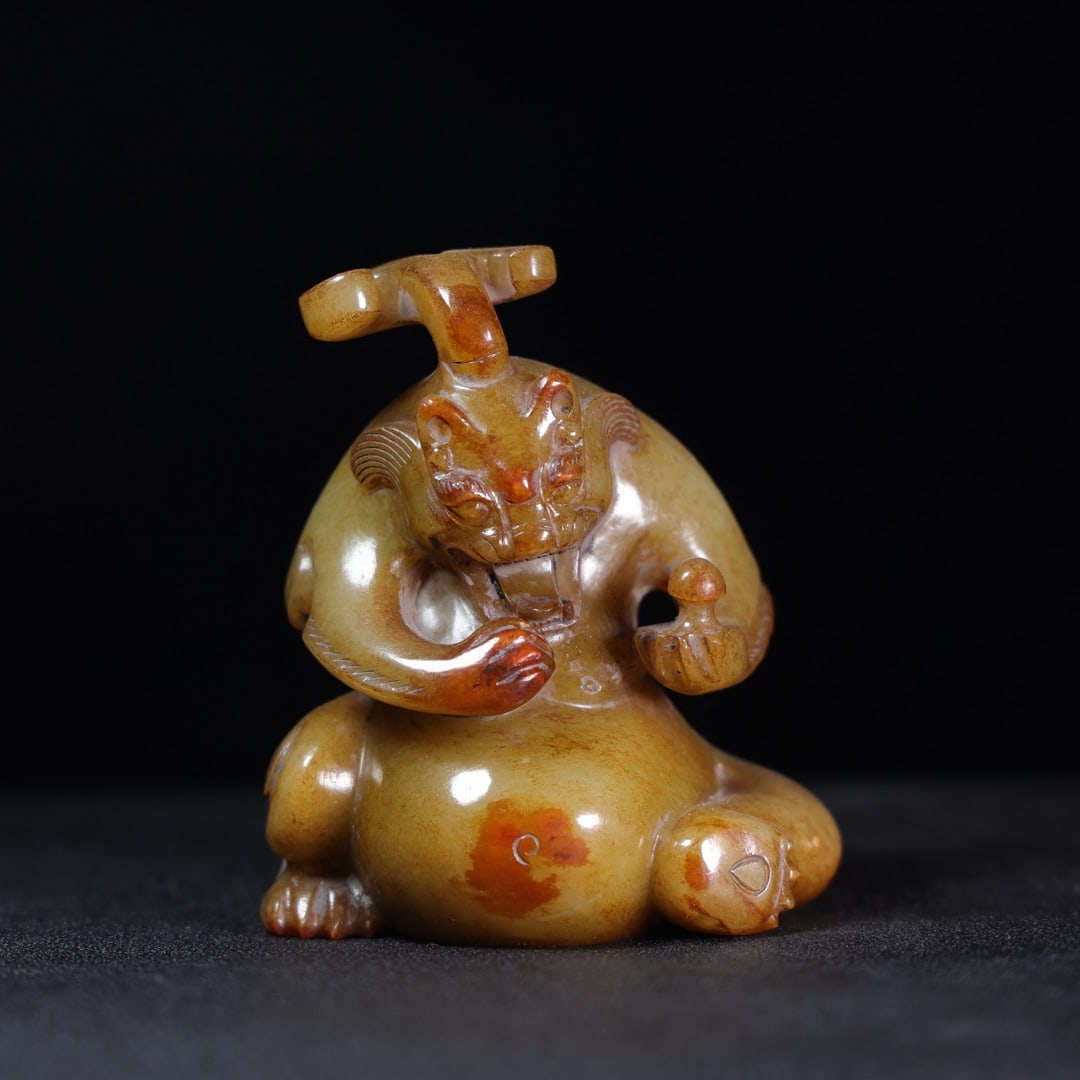 A fine ancient Hetian jade Han dynasty jade bear: Exquisite ancient Hetian jade Han Dynasty jade bear Size:9x7.8x6.0cm W:0.407kg (The Dimensions Of All Batches Are Manually Measured.If You Need More Detailed Information, Please Contact Our Customer S