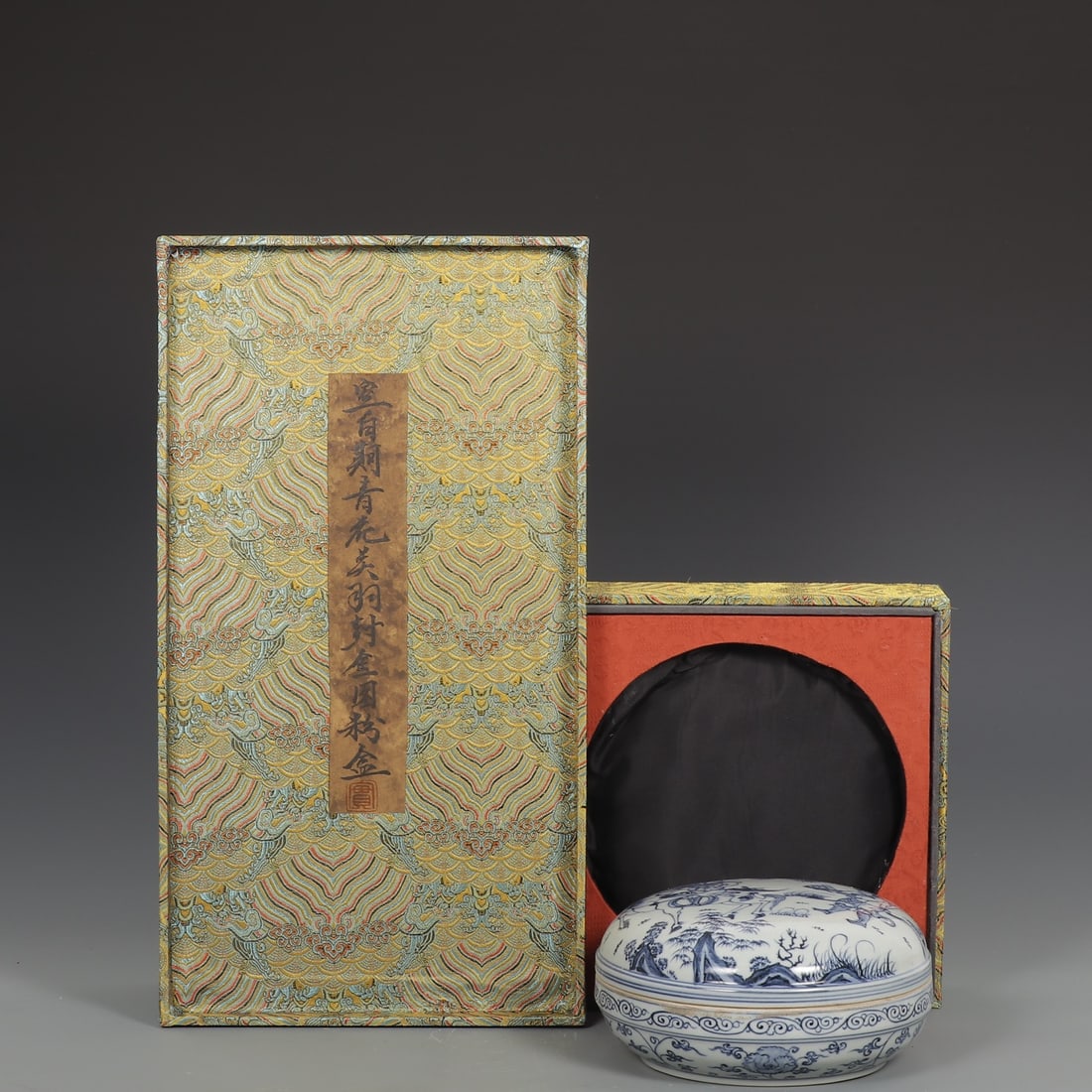 A Ming Dynasty blue-and-white powder box with a gold-sealed Guan Yu painting: Ming Dynasty blue-and-white powder box with Guan Yu's gold-sealed portrait Size:H:10.5cm D:20.5cm (The Dimensions Of All Batches Are Manually Measured.If You Need More Detailed Information, Please Con