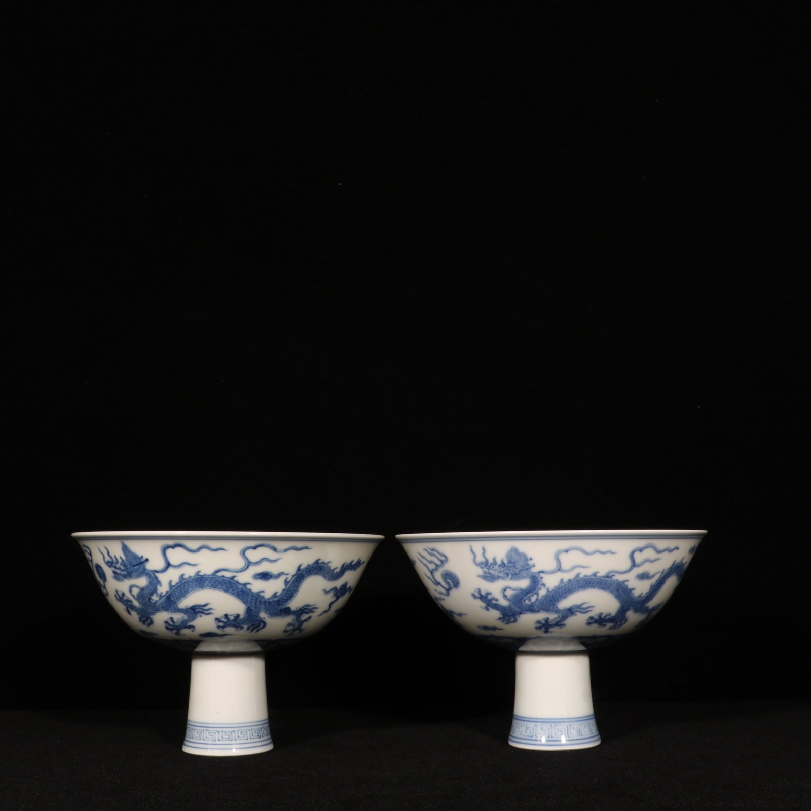A high-footed bowl with cloud and dragon patterns and blue and white made during the Ming Dynasty: A blue-and-white high-footed bowl with cloud and dragon motif, made during the Chenghua period of the Ming Dynasty Size:H:10.5cm D:15cm (The Dimensions Of All Batches Are Manually Measured.If You Need