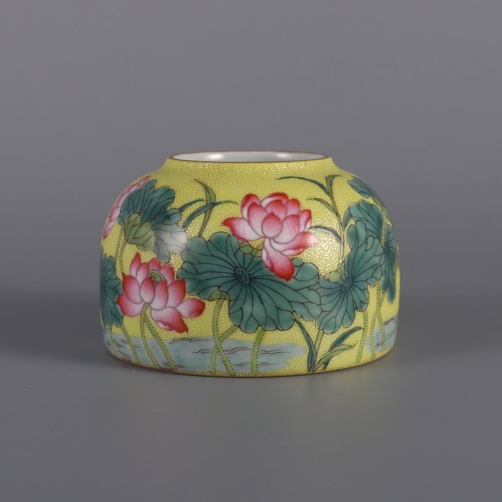 A Qing Dynasty yellow famille rose water basin with lotus patterns: A Qing Dynasty yellow-ground famille rose lotus water basin Size:H:5.5cm Belly diameter:7.5cm Calibre:4.2cm (The Dimensions Of All Batches Are Manually Measured.If You Need More Detailed Information, 