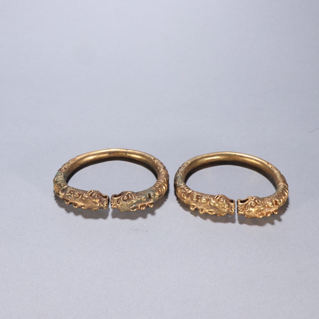 A pair of Qing Dynasty gilt bronze dragon head bracelets: Qing Dynasty gilt bronze dragon head bracelet Size:lnside diameter:5.3cm W:1cm W:0.2152kg (The Dimensions Of All Batches Are Manually Measured.If You Need More Detailed Information, Please Contact Our