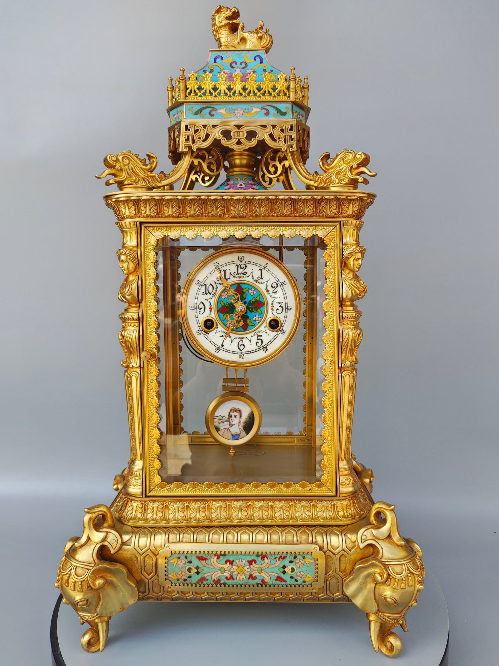 A beautifully crafted filigree gilded bell: Exquisite filigree gilded bell Size:H:68x36x30cm (The Dimensions Of All Batches Are Manually Measured.If You Need More Detailed Information, Please Contact Our Customer Service Before Bidding.)
