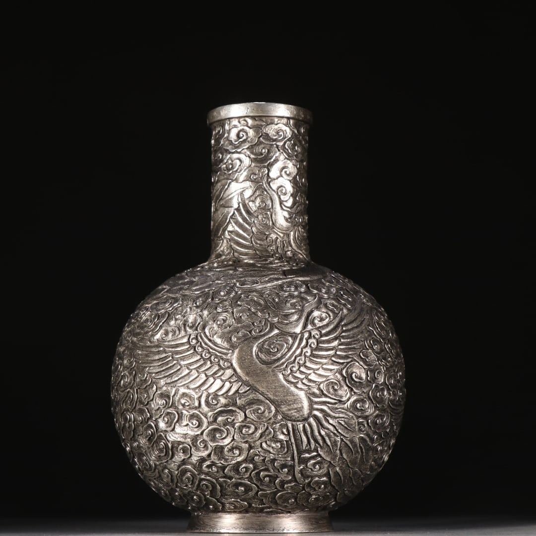 A beautifully gilded silver phoenix-patterned vase: A beautifully gilded silver phoenix-patterned vase Size:H:14.5cm W:10cm W:0.713kg (The Dimensions Of All Batches Are Manually Measured.If You Need More Detailed Information, Please Contact Our Custome