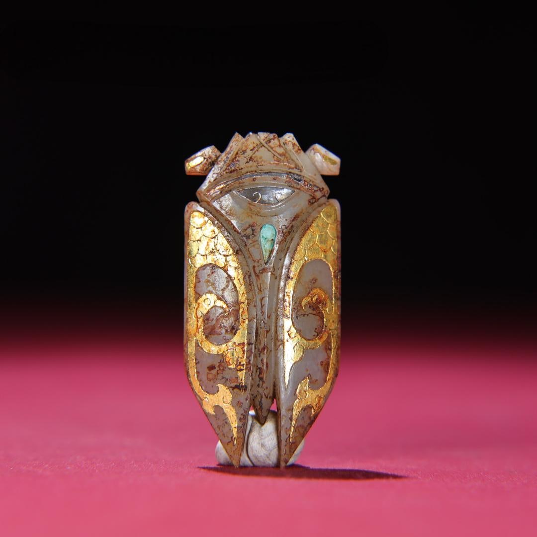 A delicate piece of Hetian jade life pit full of soaking and uncleaned, eight cuts holding cicada in: Exquisite Hetian jade pit full of industrious cleanliness, eight cuts containing cicadas Size:30x63x10mm W:26g(The Dimensions Of All Batches Are Manually Measured.If You Need More Detailed Information