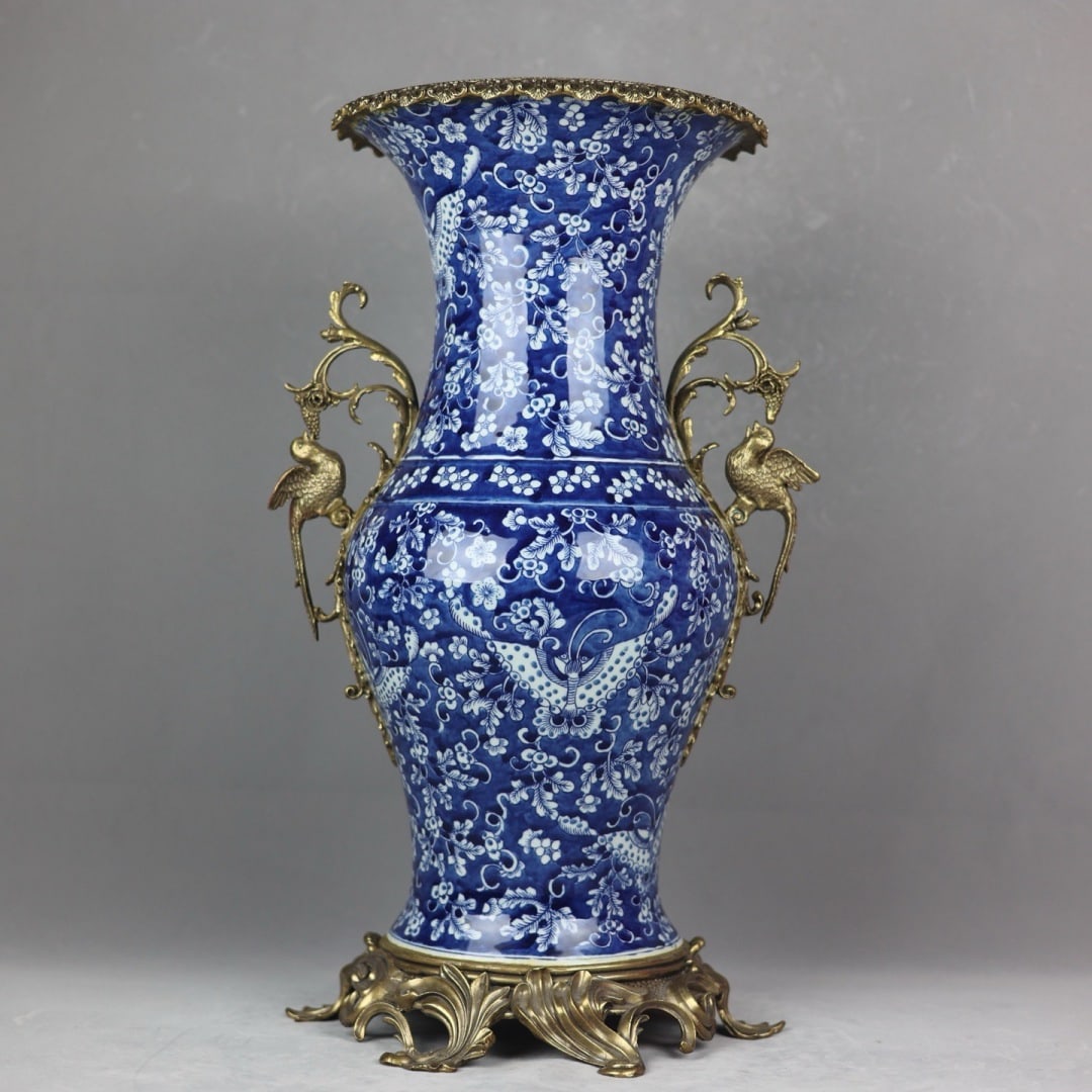 A beautiful blue-and-white butterfly patterned bronze-inlaid double-handled phoenix tail zun