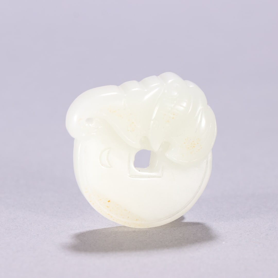 A piece of Qing Dynasty Hetian jade seed material with blessings to wear before my eyes: Qing Dynasty Hetian jade seed material blessings are right before your eyes Size:H:3.7cm W:3.6cm W:0.0207kg (The Dimensions Of All Batches Are Manually Measured.If You Need More Detailed Information, 