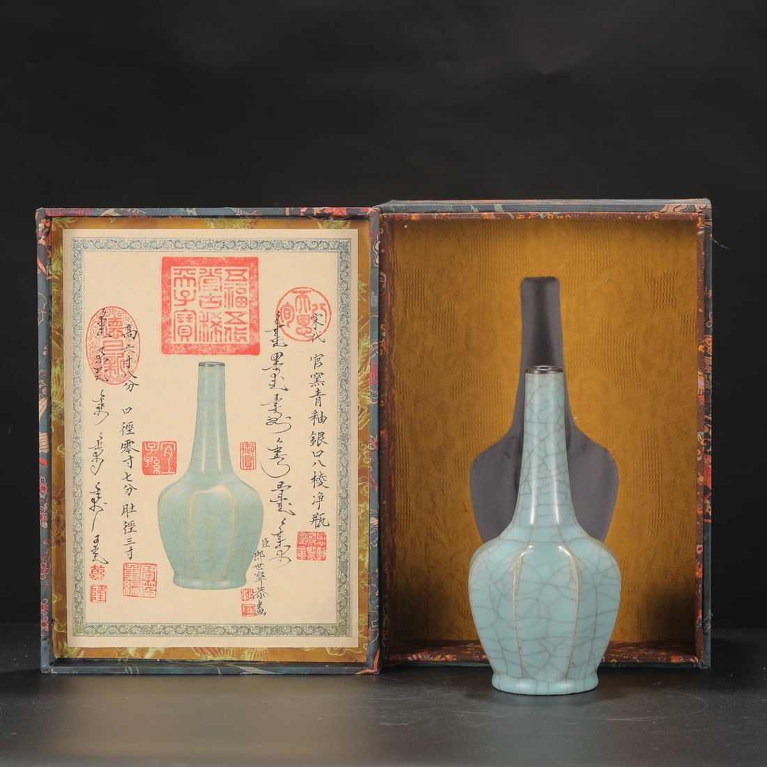 A celadon silver-rimmed octagonal pure vase from the Song Dynasty official kiln: Song Dynasty official kiln celadon silver-rimmed octagonal pure vase Size:H:22.5cm Calibre:2.5cm Belly diameter:10.5cm (The Dimensions Of All Batches Are Manually Measured.If You Need More Detailed In