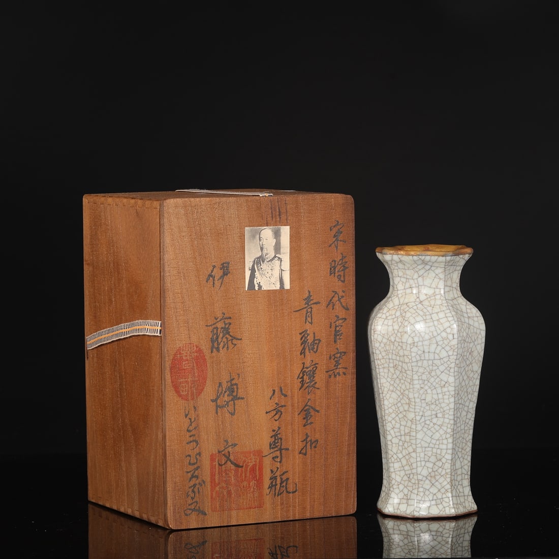 A Song Dynasty official kiln celadon vase with gold-inlaid fittings and an eight-sided zun vase: Song Dynasty official kiln celadon and gold-inlaid eight-sided vase Size:H:23.5cm Calibre:8cm Belly diameter:9.5cm (The Dimensions Of All Batches Are Manually Measured.If You Need More Detailed Inform