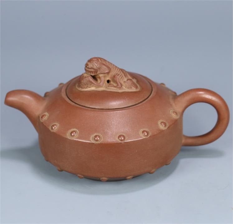 A Lin Feng Jiang Rong teapot with Yixing purple clay lid marking: A Lin-style Jiang Rong teapot with Yixing purple clay lid marking Size:17.7x11.5x8.8cm (The Dimensions Of All Batches Are Manually Measured.If You Need More Detailed Information, Please Contact Our Cu