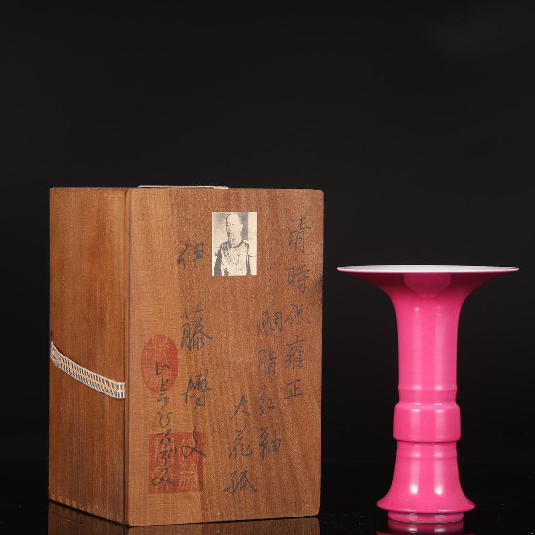 A large floral piece with rouge red glaze, made during the Yongzheng period of the Qing Dynasty: A large-flowered rouge glaze made during the Yongzheng period of the Qing Dynasty Size:H:21.5cm Calibre:15cm (The Dimensions Of All Batches Are Manually Measured.If You Need More Detailed Information,