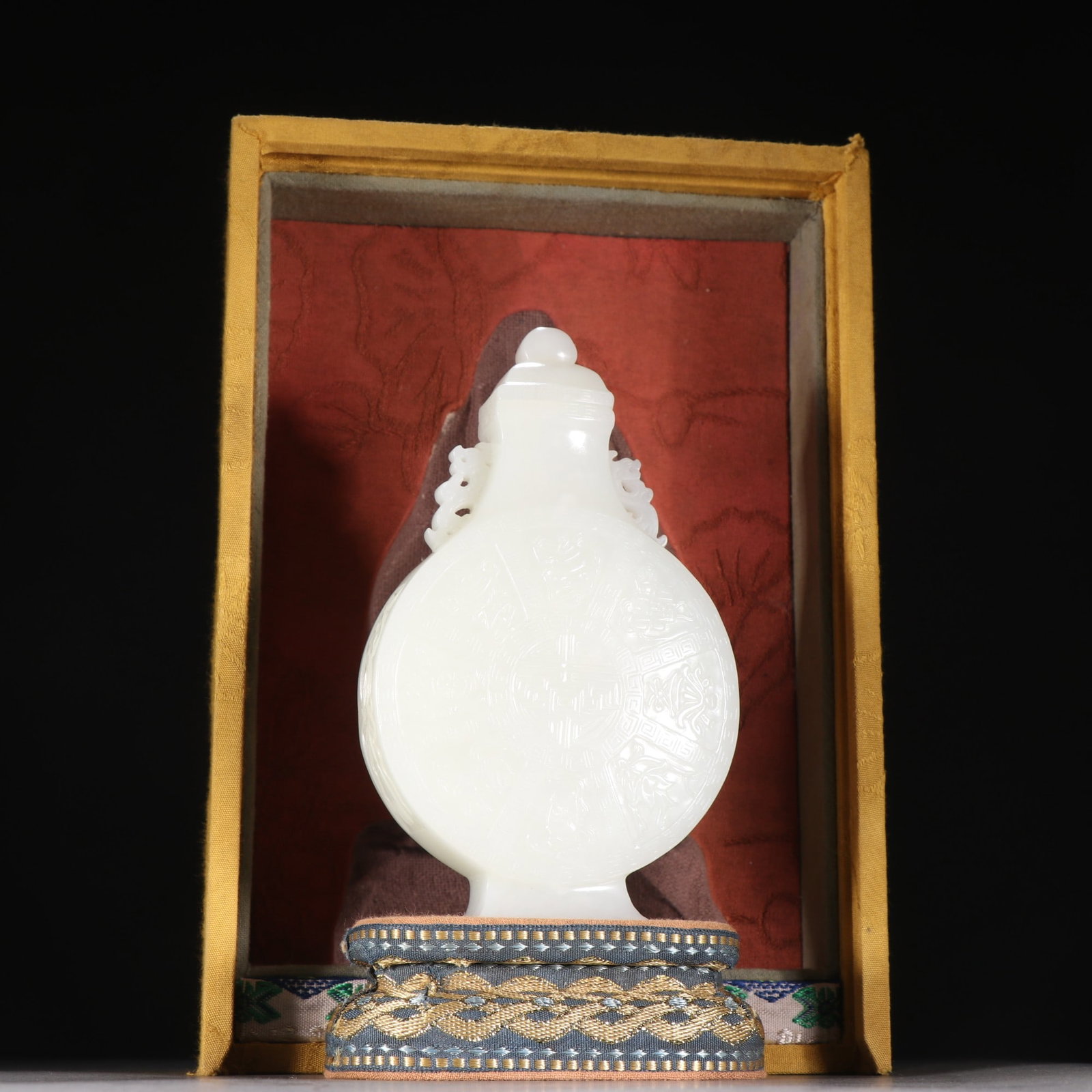 A Qing Dynasty Hetian jade vase with hidden Eight Immortals motifs embracing the moon: A Qing Dynasty Hetian jade vase with hidden Eight Immortals patterns embracing the moon Size:H:13.8cm W:8.8cm W:0.33kg (The Dimensions Of All Batches Are Manually Measured.If You Need More Detailed In