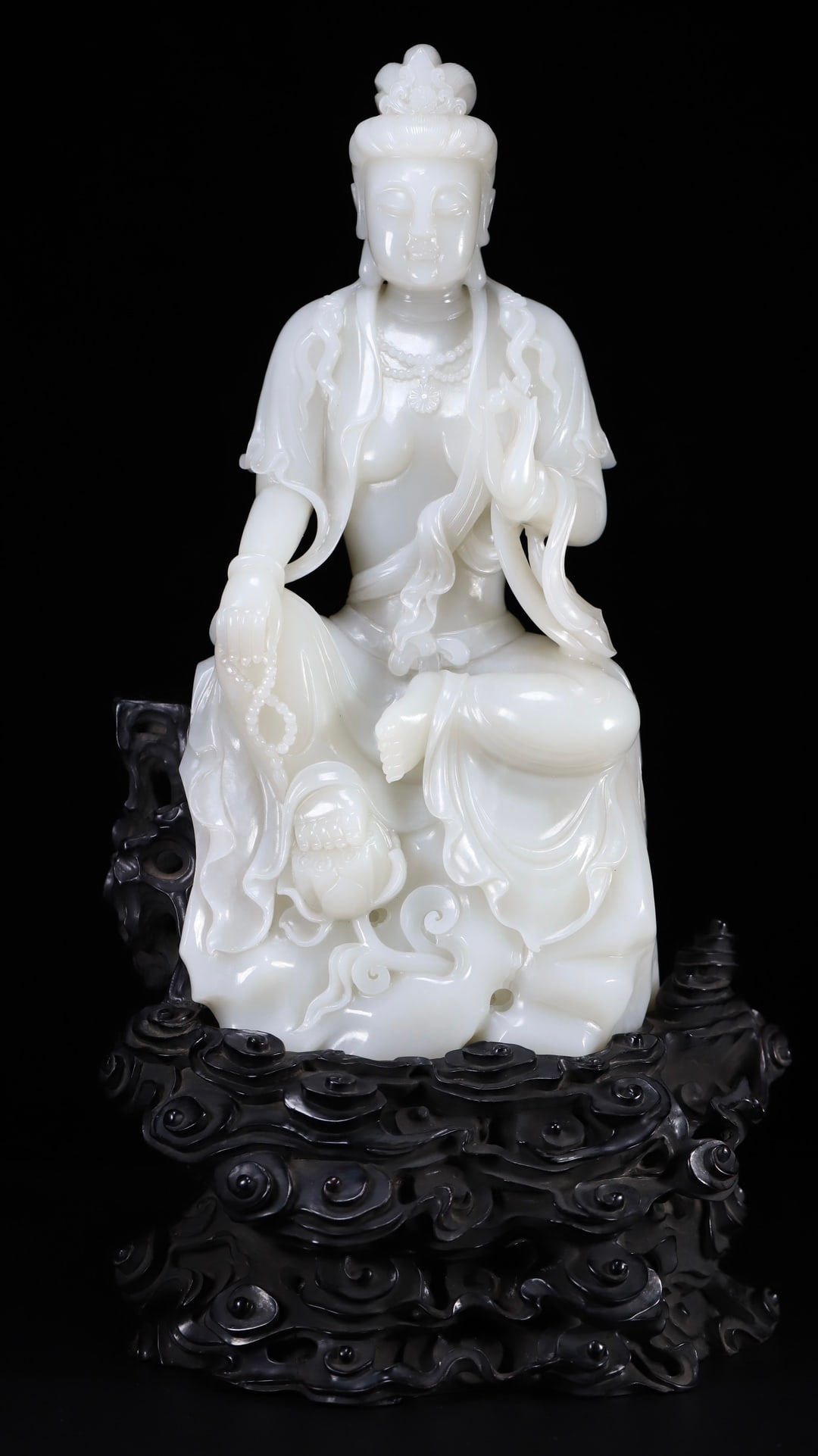 A beautiful Hetian jade Guanyin ornament (1 of 9)