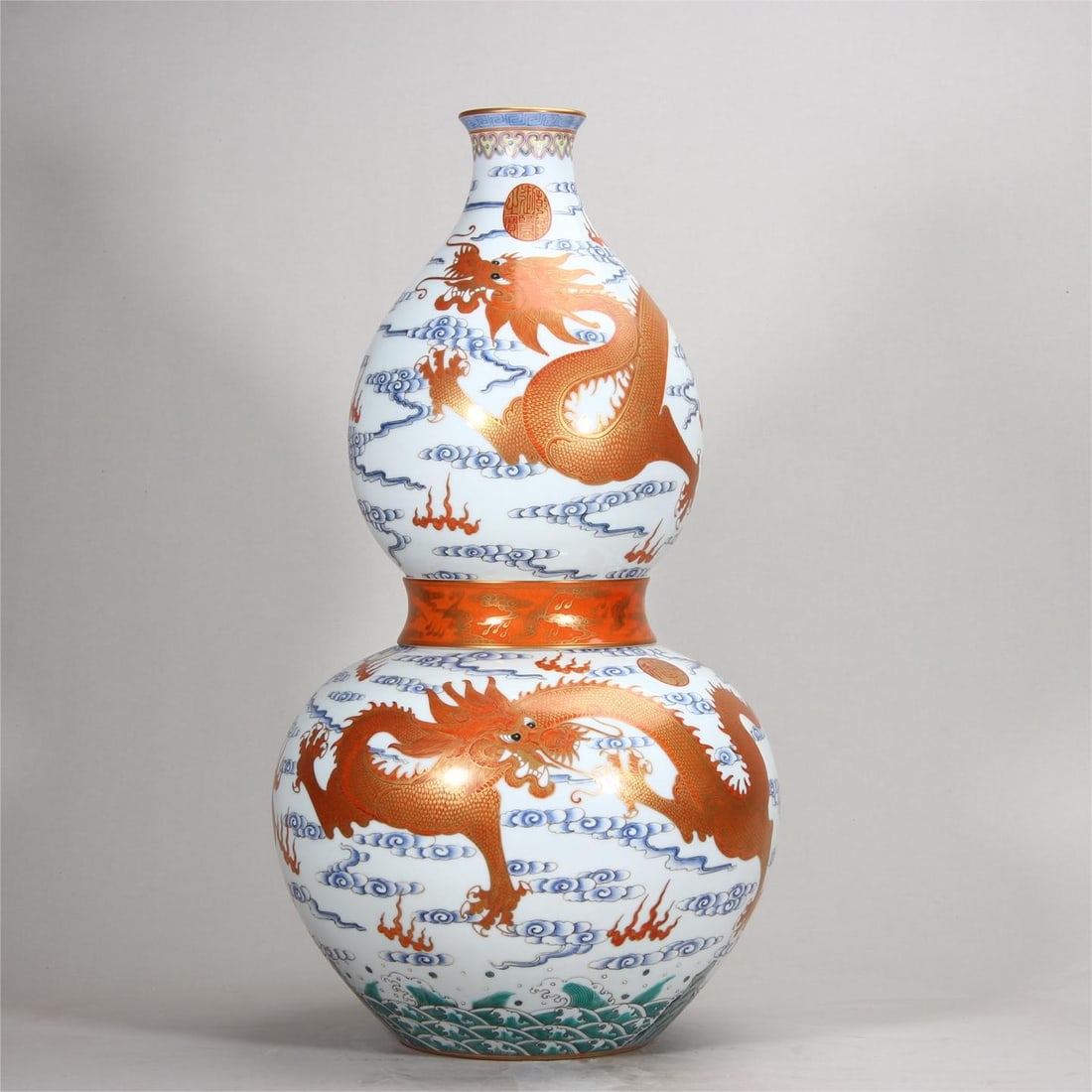 A Qing Dynasty alum gourd vase with gold cloud and dragon motifs: Qing Dynasty alum red and gold-painted cloud and dragon pattern revolving gourd vase Size:H:55cm (The Dimensions Of All Batches Are Manually Measured.If You Need More Detailed Information, Please Cont