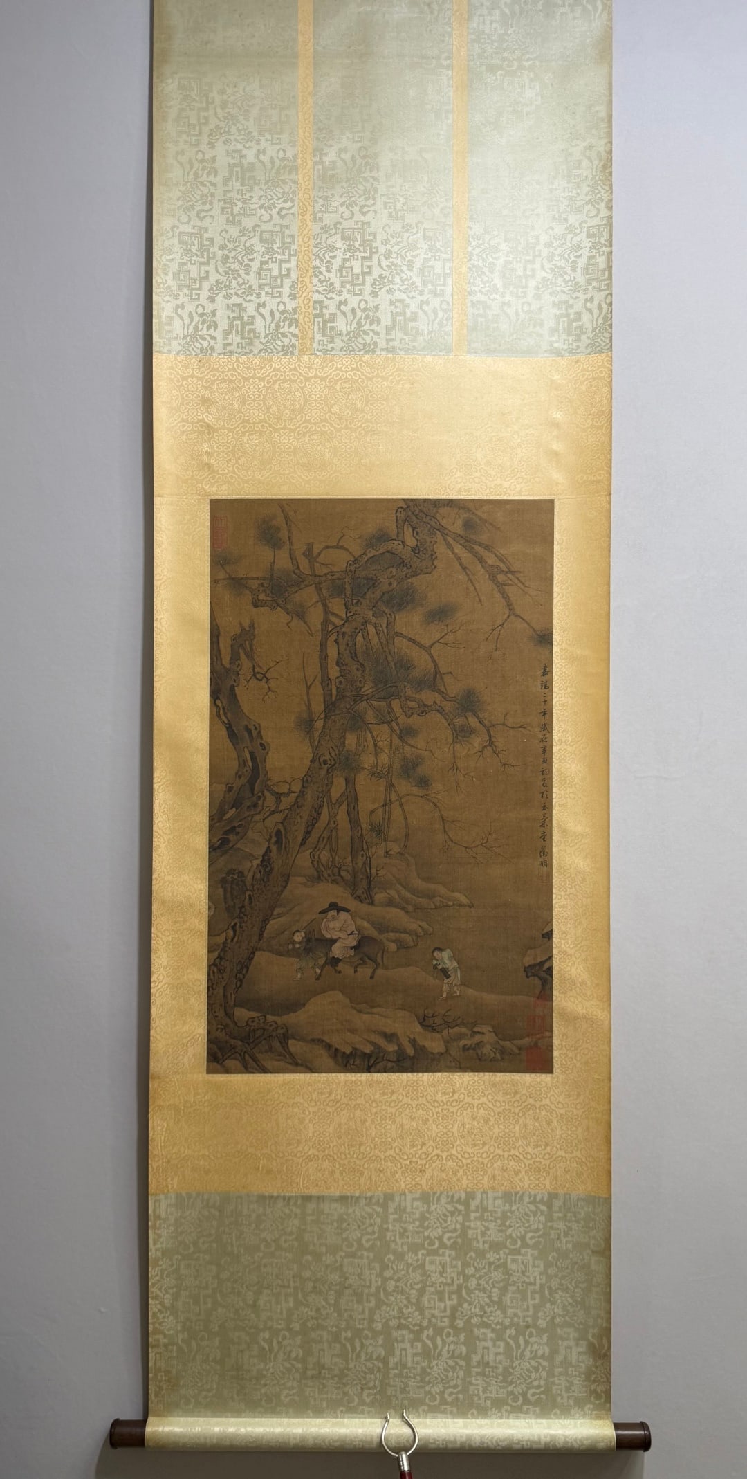 A silk portrait of Wen Zhengming from the Ming Dynasty: A silk scroll of figures by Wen Zhengming from the Ming Dynasty Size:Flower core:49x80cm (The Dimensions Of All Batches Are Manually Measured.If You Need More Detailed Information, Please Contact Our 