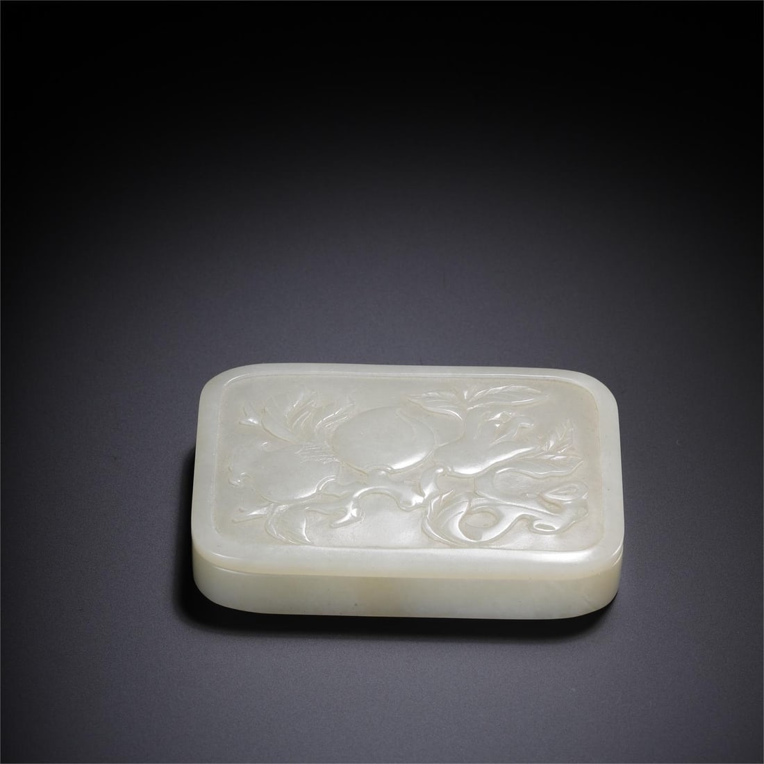 A beautiful Hetian jade longevity peach pattern square box: Exquisite Hetian Yushou peach pattern square box Size:7.5x5.1x1.6cm W:0.0867kg (The Dimensions Of All Batches Are Manually Measured.If You Need More Detailed Information, Please Contact Our Customer S