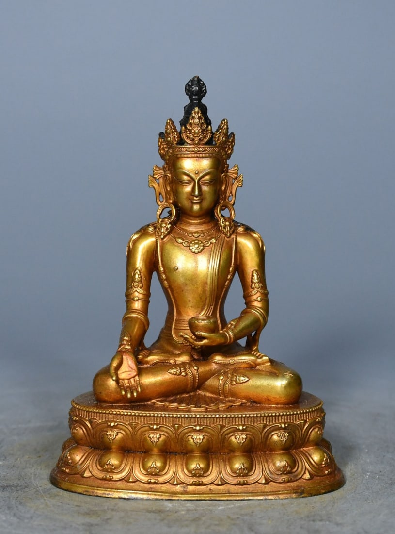 A finely crafted gilded bronze Tara Guanyin: A beautifully gilded bronze Tara Guanyin Size:H:10cm W:8cm W:0.5kg (The Dimensions Of All Batches Are Manually Measured.If You Need More Detailed Information, Please Contact Our Customer Service Befor