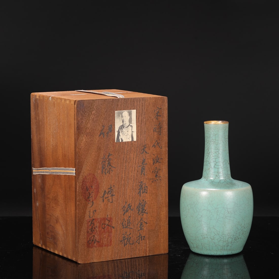 A Song Dynasty Ru kiln vase with sky-blue glaze inlaid with gold and a paper hanging vase: Song dynasty Ru kiln sky-blue glazed gilded paper hanging vase Size:H:23.5cm Calibre:4cm Belly diameter:12cm (The Dimensions Of All Batches Are Manually Measured.If You Need More Detailed Information,