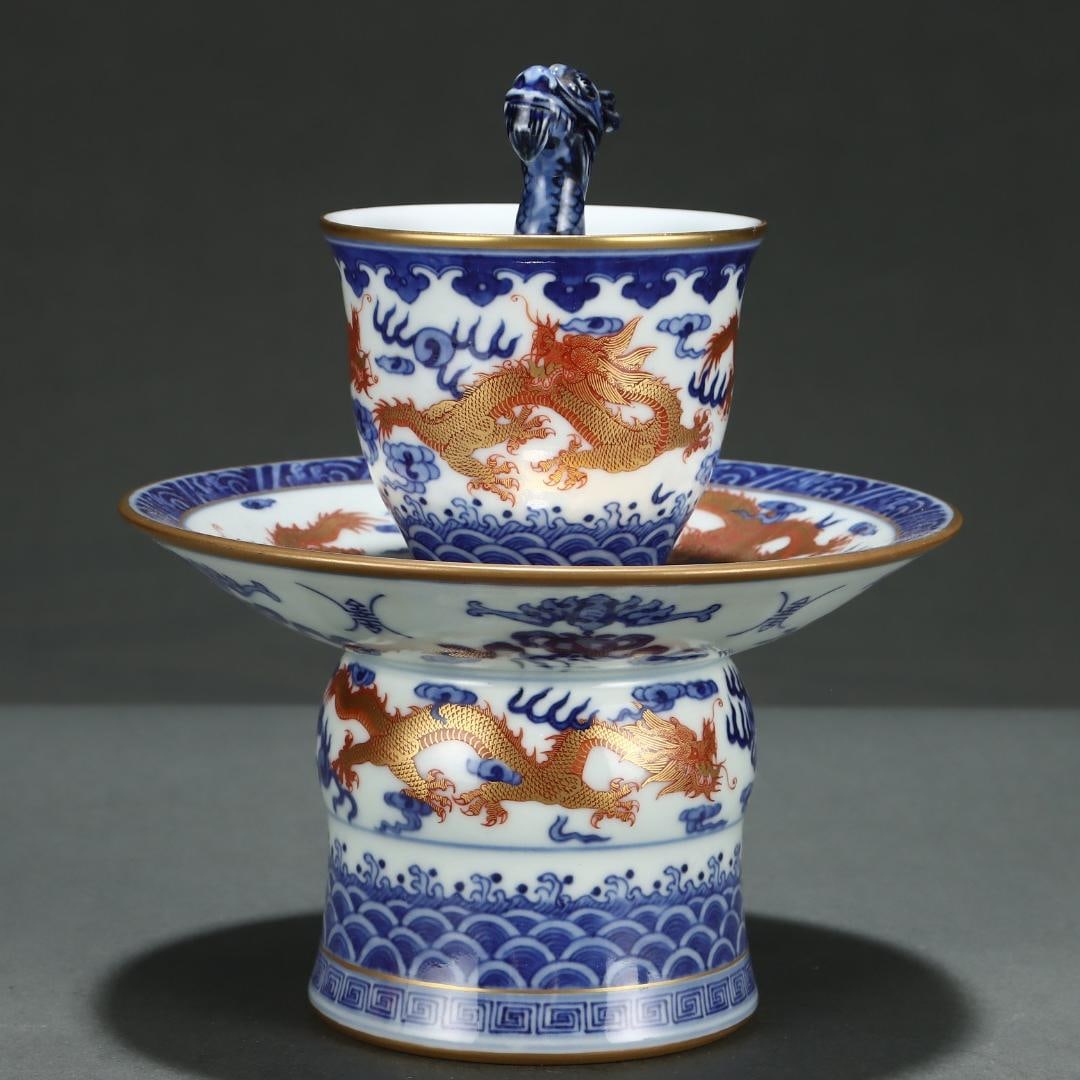 A Qing Dynasty Qianlong period blue-and-white gilded dragon-patterned fairness cup: A Qianlong period blue-and-white fairness cup with gilded dragon patterns Size:19.3x16.7cm (The Dimensions Of All Batches Are Manually Measured.If You Need More Detailed Information, Please Contact Ou
