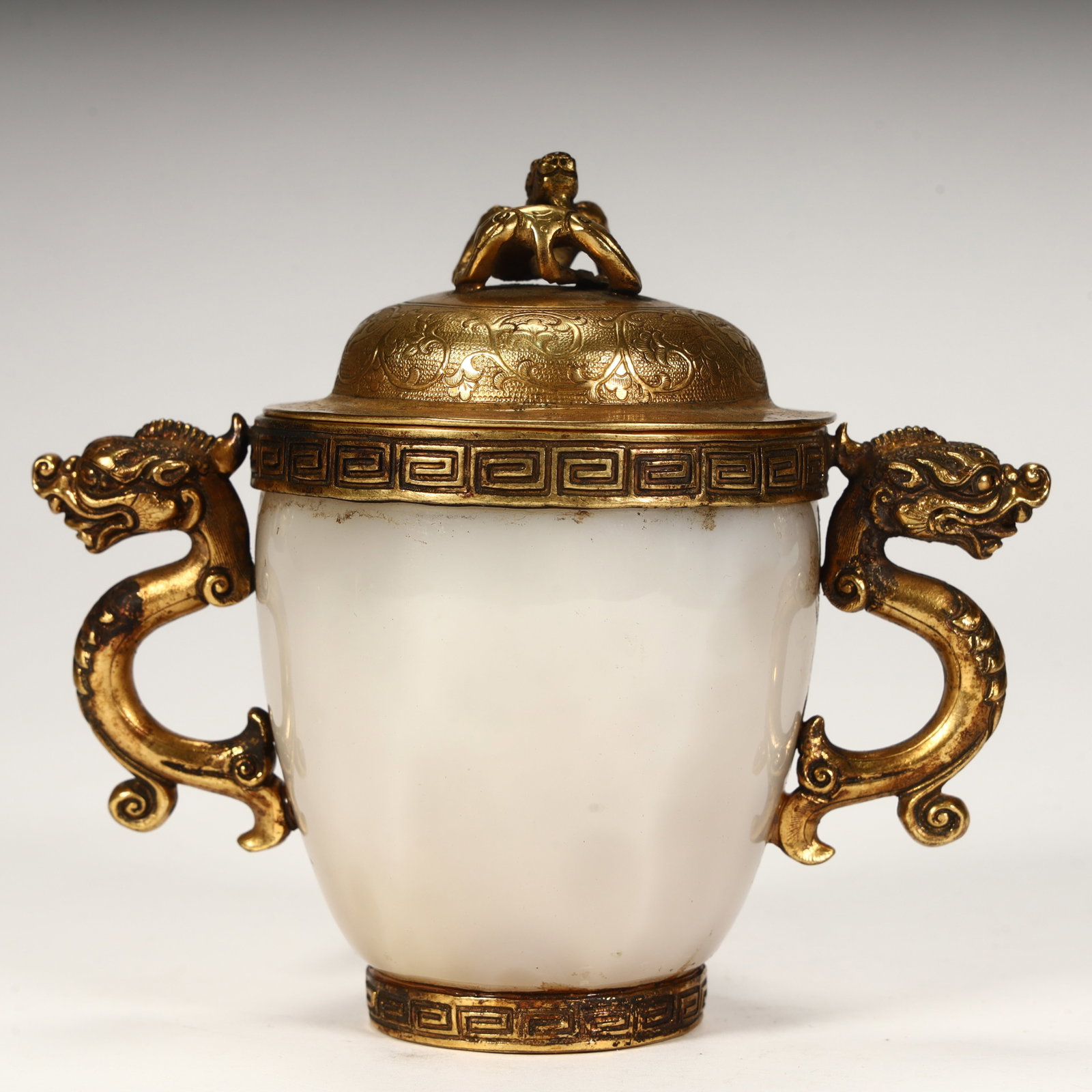 A Tang Dynasty agate gilt double-dragon ear cup: A Tang dynasty agate gilt double-dragon ear lid cup SIZE: H:10.5cm L: 12cm W:7cm W:359g (The Dimensions Of All Batches Are Manually Measured.If You Need More Detailed Information, Please Contact Our C