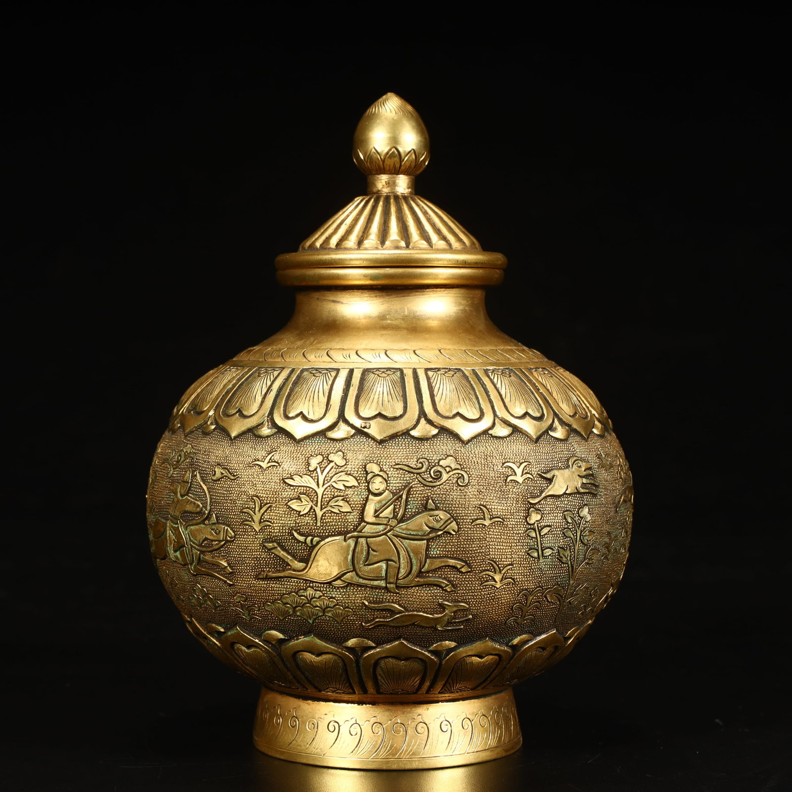 A finely crafted copper lid jar with gilded hunting patterns: Exquisite copper gilt engraved with hunting pattern lid jar SIZE: H:14cm L: 10cm W:10cm W:481g (The Dimensions Of All Batches Are Manually Measured.If You Need More Detailed Information, Please Contac