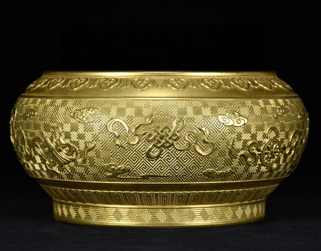 A Qing Dynasty Qianlong period official kiln washer with gilded carved engraved meandering patterns: Official kiln from the Qianlong period of the Qing Dynasty, gilded carved with engraved engraved patterns and hidden Eight Immortals brush washer Size:15x24cm (The Dimensions Of All Batches Are Manual