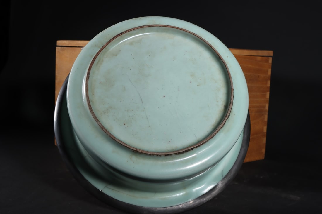 A Song Dynasty official kiln moon-white glazed straight-neck vase: A moon-white glazed straight-neck vase from the Song Dynasty official kiln Size: H:28cmx T: 16cm (The Dimensions Of All Batches Are Manually Measured.If You Need More Detailed Information, Please Cont