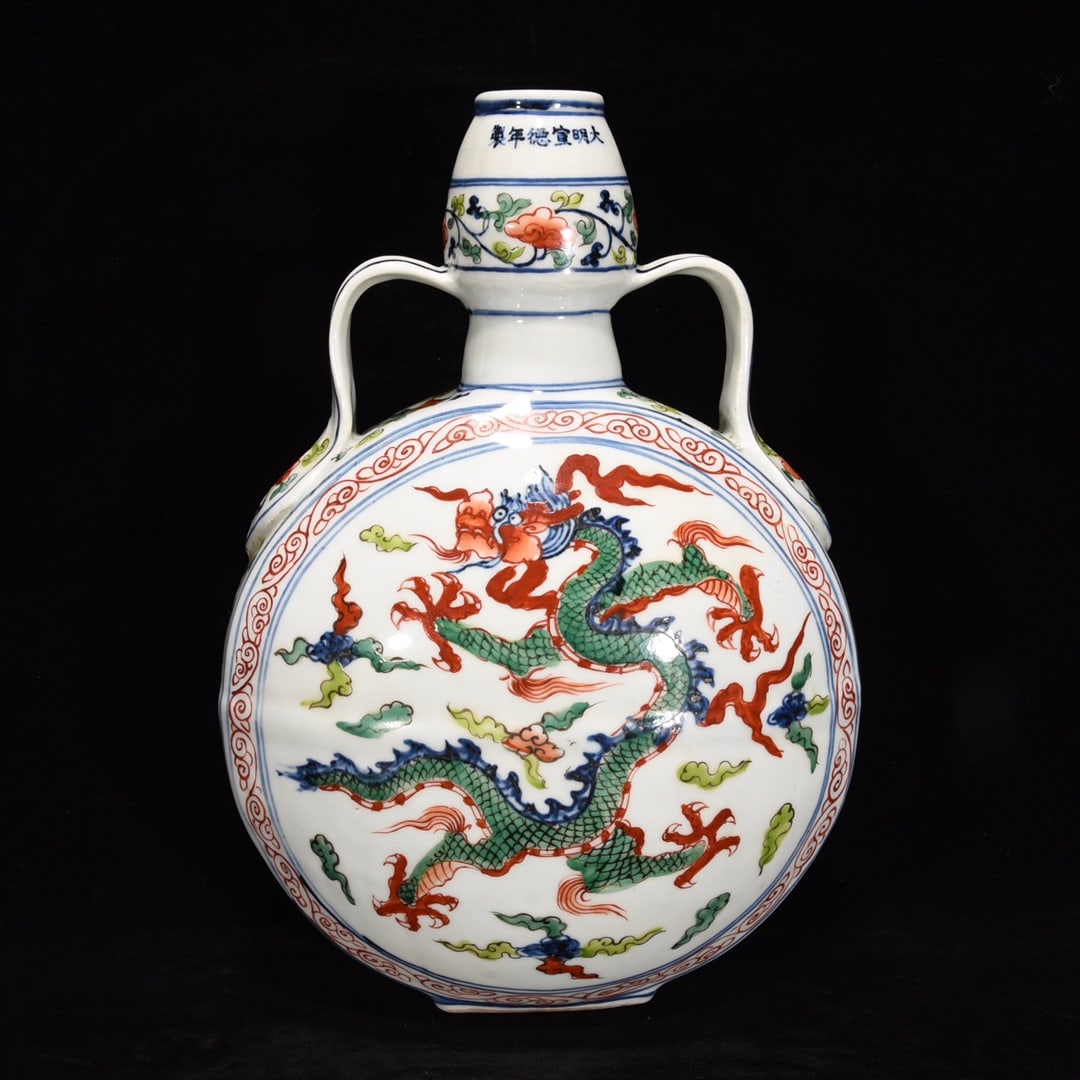 A Ming Dynasty Xuande period blue-and-white five-colored dragon-patterned moon-embracing vase (1 of 9)