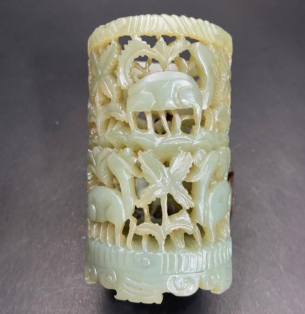 A fine Hetian jade deer brush pot from the Liao-Jin period (1 of 7)