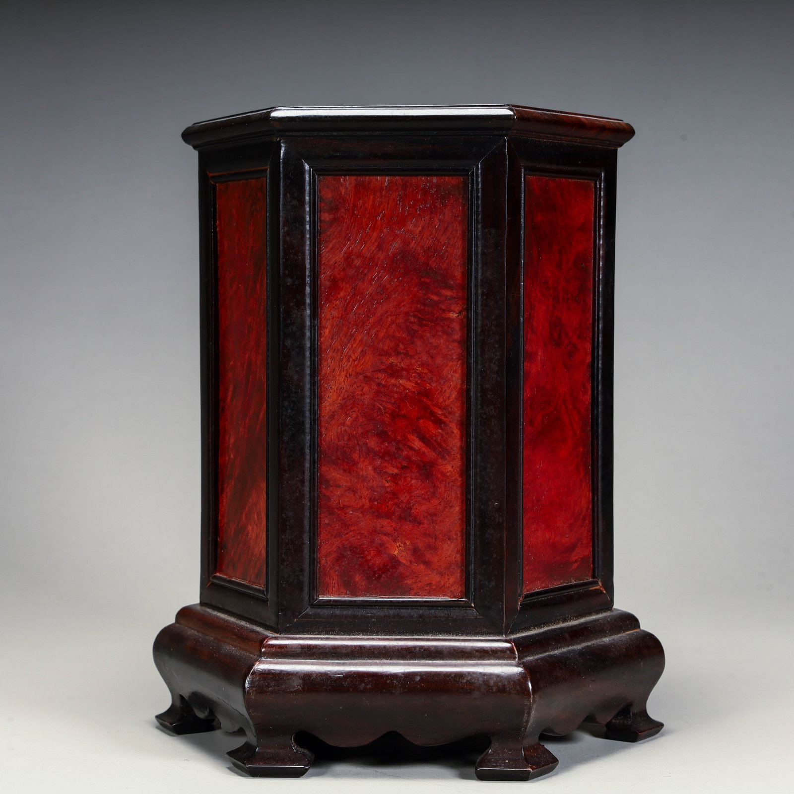 A six-sided brush pot from Qing Dynasty rosewood inlaid with galls: A six-sided brush pot made of rosewood inlaid with gall wood from the Qing Dynasty Size: H:17cm L: 14cm W:13cm W:405.5g (The Dimensions Of All Batches Are Manually Measured.If You Need More Detailed I