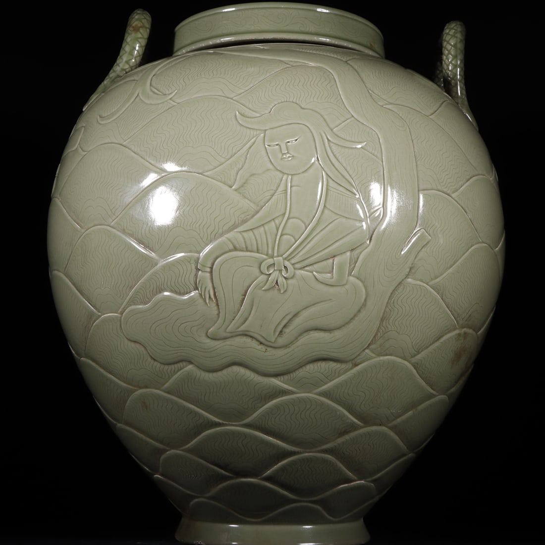 A secret celadon high-relief figure lid jar from the Tang and Five Dynasties Yue kilns: A secret celadon high-relief figure lid jar from the Tang and Five Dynasties Yue kiln Size: H:40.5cmx Belly diameter 33.5cm (The Dimensions Of All Batches Are Manually Measured.If You Need More Detail