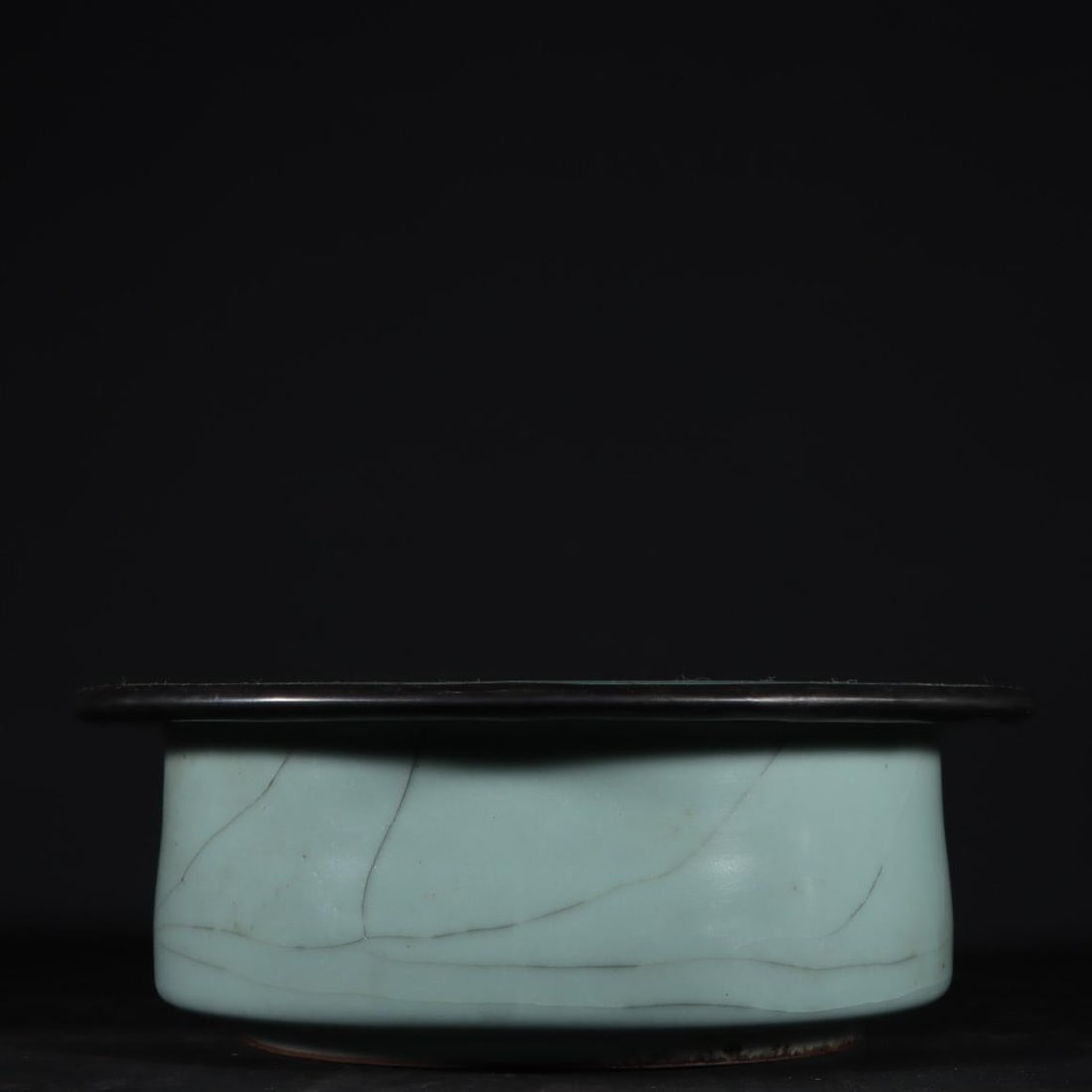 A Song Dynasty official kiln piece with powder-green glazed silver-inlaid buckle rim wash (1 of 8)