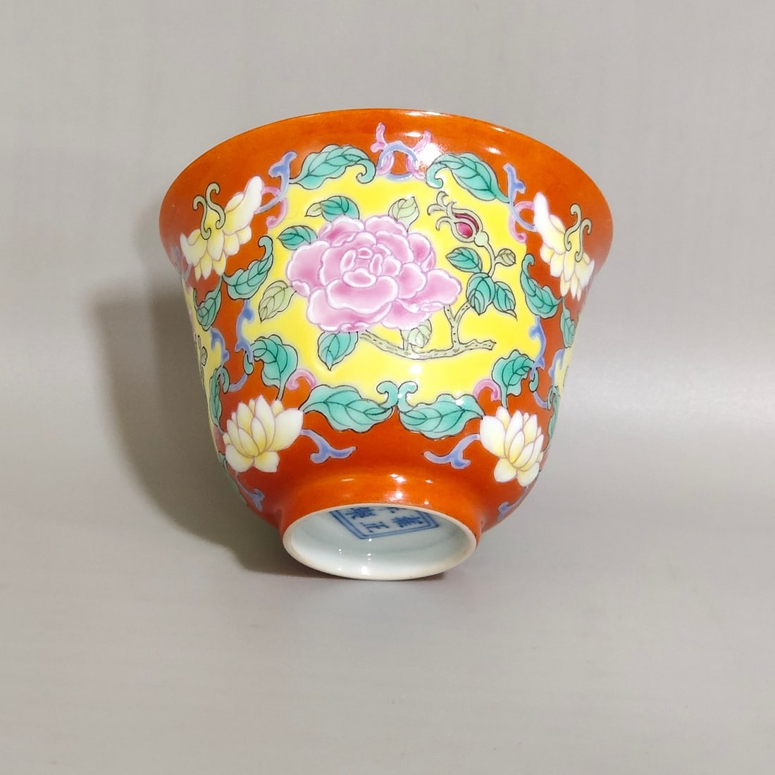 A famille rose flower cup made during the Yongzheng period of the Qing Dynasty, featuring a famille: A famille rose flower cup made during the Yongzheng period of the Qing Dynasty, with a coral red background congraved with roses Size:5x6.8 cm (The Dimensions Of All Batches Are Manually Measured.If Y