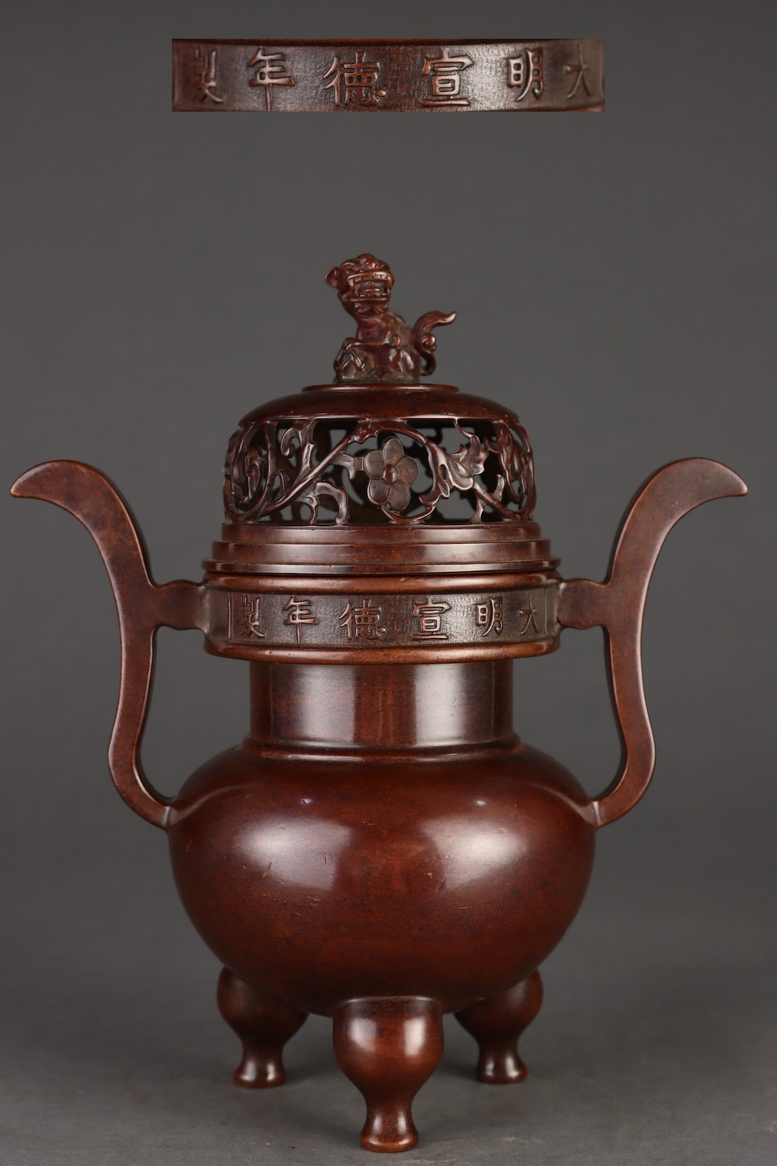 A Ming Dynasty finely cast red copper incense burner with a crown-shaped handle: A finely cast red copper incense burner with a crown handle from the Ming dynasty Size: H: 23 cm xCalibre: 9.5 cm x Belly diameter: 12 cm x Ear distance: 19.8 cm W: 3 kg (The Dimensions Of All Batches