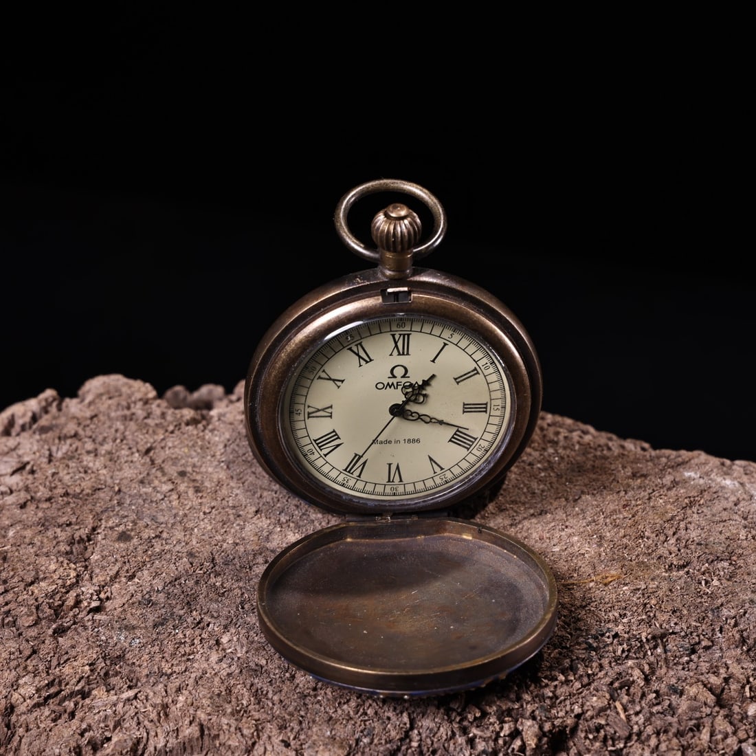 A beautiful pure copper pocket watch: A finely crafted pure copper pocket watch Size: D: 5.5 cm x T: 2 cm W: 0.16 kg (The Dimensions Of All Batches Are Manually Measured.If You Need More Detailed Information, Please Contact Our Customer S