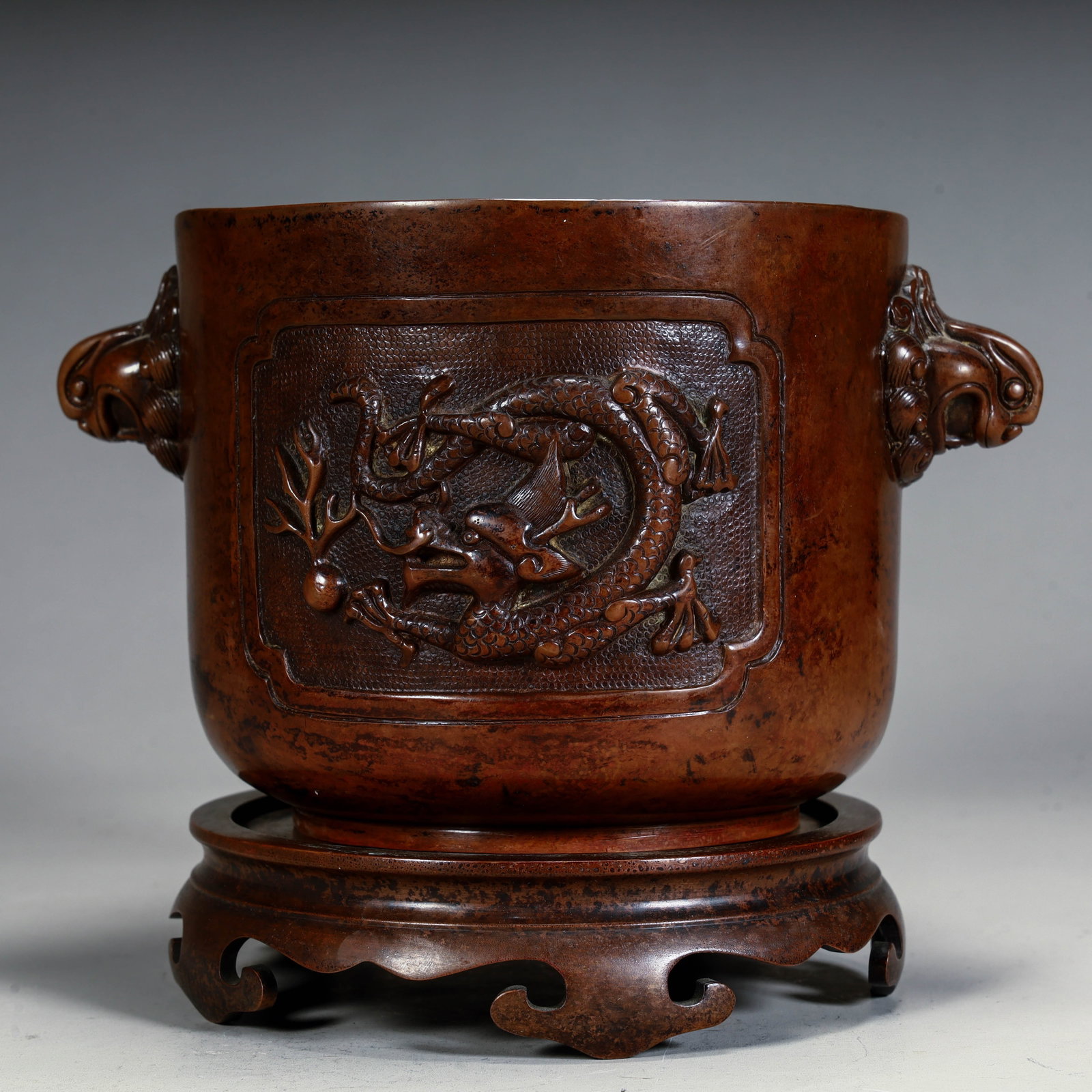 A Qing Dynasty bronze dragon-patterned lion-ear incense burner: A Qing Dynasty bronze dragon-patterned lion-ear incense burner Size: H:15cm L: 20cm W:14.5cm W:2.7kg (The Dimensions Of All Batches Are Manually Measured.If You Need More Detailed Information, Please 