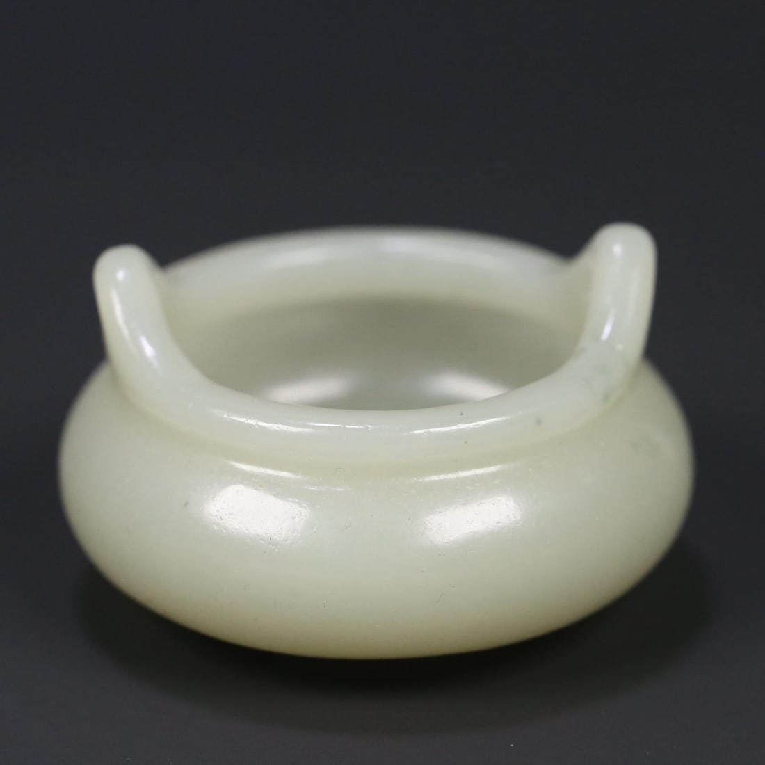 A small Hetian jade incense burner from the Qing Dynasty: A small Hetian jade incense burner from the Qing Dynasty Size:5.3x3.3 cm W: 0.0567 kg (The Dimensions Of All Batches Are Manually Measured.If You Need More Detailed Information, Please Contact Our Cus
