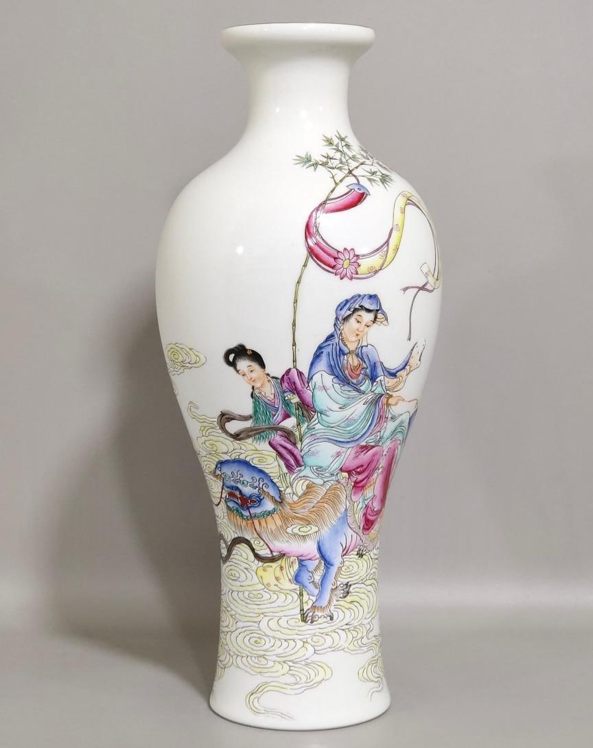 A Qing Dynasty Qianlong period enamel vase depicting Confucius worshipping Guanyin plum vase: A plum vase made during the Qianlong period of the Qing Dynasty, decorated with a picture of Confucius worshipping Guanyin Size:25x10.5 cm (The Dimensions Of All Batches Are Manually Measured.If You N