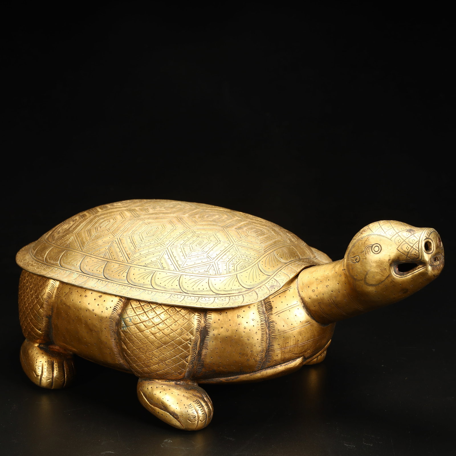 A Qing Dynasty gilt copper tortoise-shaped box: A gilt copper tortoise-shaped box from the Qing Dynasty SIZE: H:11cm L: 27cm W:15cm W:899g (The Dimensions Of All Batches Are Manually Measured.If You Need More Detailed Information, Please Contact Ou