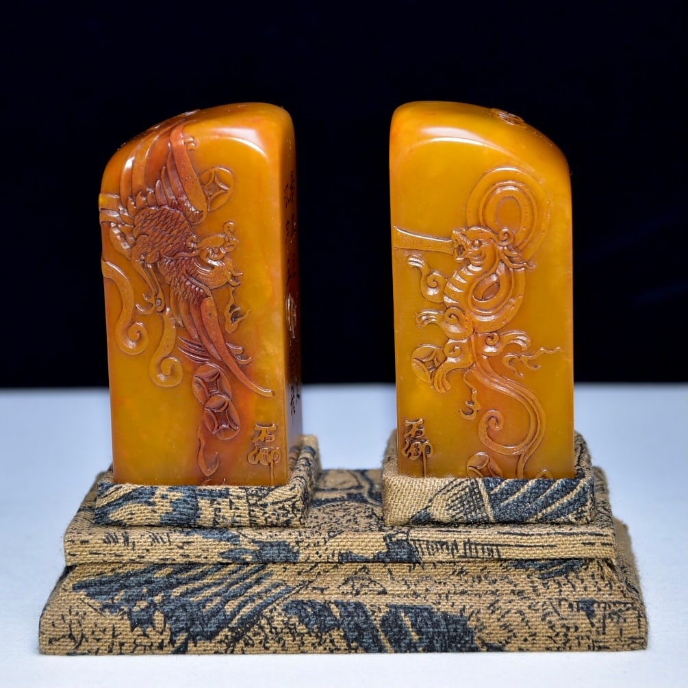 A fine pair of Shoushan stone fields and yellow stone seals: Exquisite Shoushan stone field and yellow stone couplet seal Size:3.2x3.2x10cm H:7cm W: 0.348 kg (The Dimensions Of All Batches Are Manually Measured.If You Need More Detailed Information, Please Cont