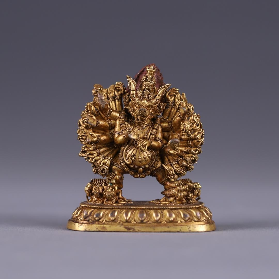 A Qing Dynasty gilt bronze Vajra Buddha statue of Great Majestic Virtue: A gilt bronze Vajra Buddha statue from the Qing Dynasty Size:6 cm x5.5 cm x2.8 cm W: 0.1154 kg (The Dimensions Of All Batches Are Manually Measured.If You Need More Detailed Information, Please Contac
