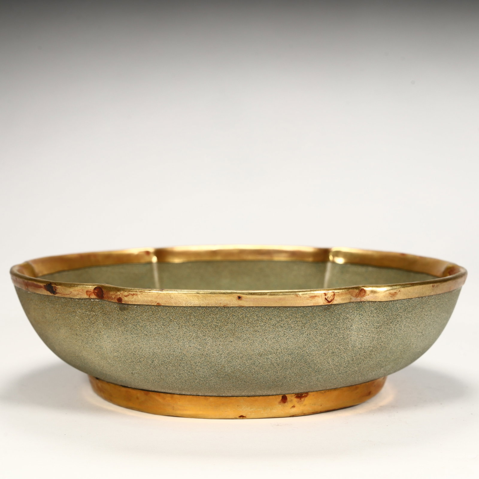 A large bowl from the Song Dynasty with a crackled glaze and gilt floral rim: A large bowl with a crackled glaze and gilt floral mouth from the Song Dynasty SIZE: H:5cm L: 18cm W:18cm W:485g (The Dimensions Of All Batches Are Manually Measured.If You Need More Detailed Informat